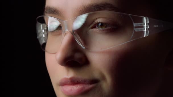 Portrét usměvavé podnikatelky mrkající ve virtuálních brýlích v kanceláři. — Stock video