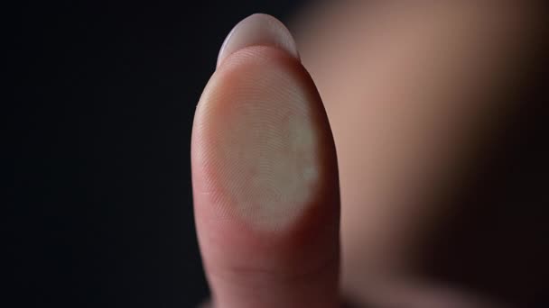 Marco des weiblichen Fingerabdrucks auf Glasoberfläche im Innenraum. Gepflegter Finger. — Stockvideo