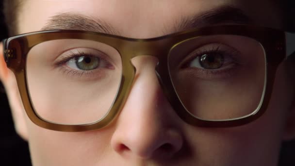 Marco van zakenvrouw gezicht draagt een bril in het kantoor. Meisje neemt af bril. — Stockvideo