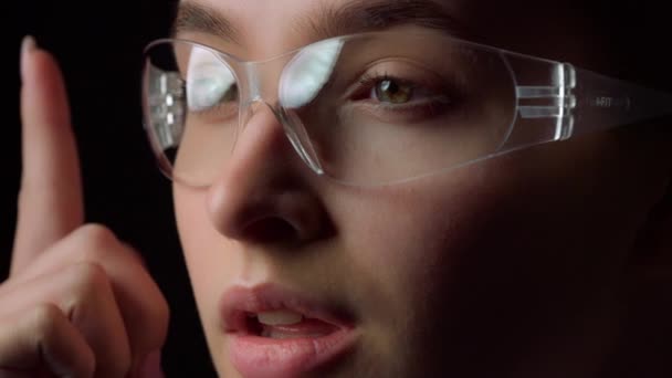 Retrato de cerca de una joven empresaria exitosa con gafas VR. — Vídeo de stock