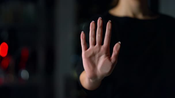 Primer plano de la mano femenina tocando la pared de vidrio en el interior. Chica dejando huella de mano. — Vídeo de stock