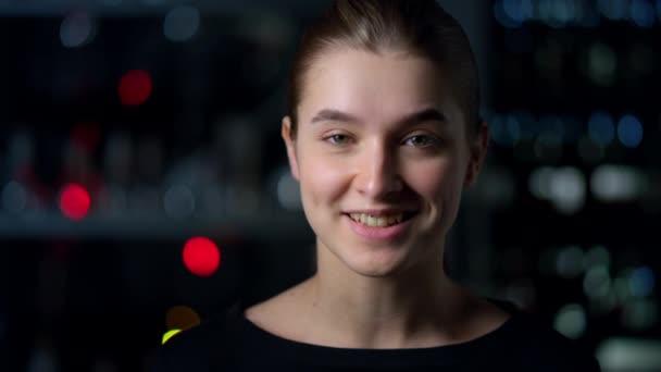 Κεφαλή πορτρέτο του χαρούμενου κοριτσιού που συμμετέχει στην εικονική επικοινωνία. — Αρχείο Βίντεο