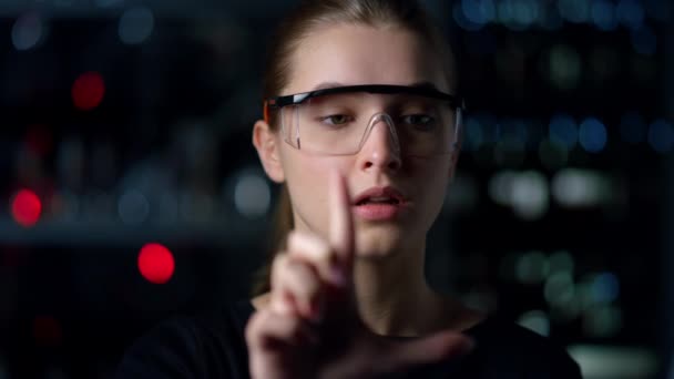 Porträt einer Geschäftsfrau mit unsichtbarer Schnittstelle. Trägt eine VR-Brille. — Stockvideo