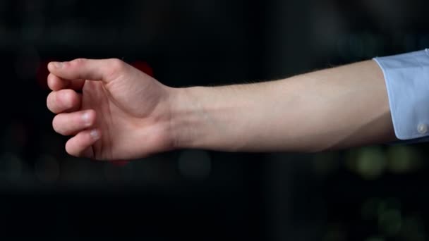 Makro von Mann Hand rollenden Ärmel auf schwarzem Hintergrund. Mann mit der Hand berührt Flaschen — Stockvideo