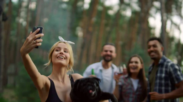 Pessoas amigáveis posando para foto fora. Tipos alegres fazendo selfie ao ar livre — Fotografia de Stock