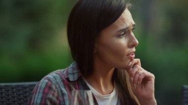 Esmer kadın arka bahçede sohbet ediyor. BBC partisinde arkadaşlarıyla konuşan bir kadın.