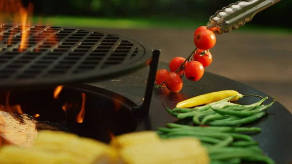 Okänd köksmästare som lagar vegansk bbq-mat utanför. Grönsaker matlagning utomhus — Stockfoto