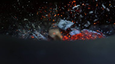 Dışarıdaki boş ızgarada yangın kıvılcımları uçuşuyor. Arka bahçede alevler yanıyor..