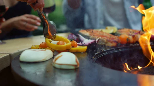 Mulheres irreconhecíveis virando vegetais lá fora. Meninas cozinhar comida vegetariana — Fotografia de Stock