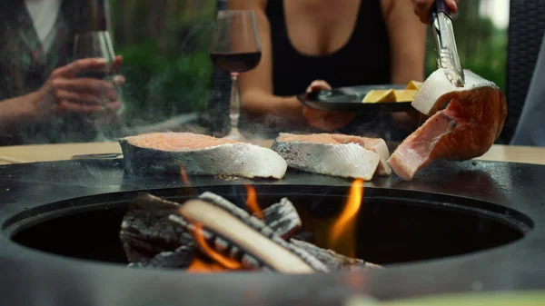 Homem irreconhecível a cozinhar peixe no quintal. Chef mãos preparando comida bbq — Fotografia de Stock