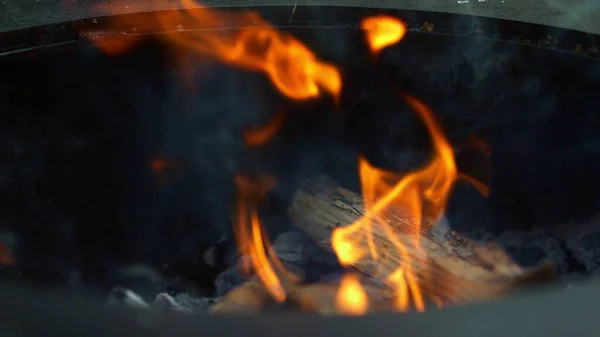 Fogo queimando em mangal em câmera lenta. Chama de fogo brilhante queima em mangal — Fotografia de Stock