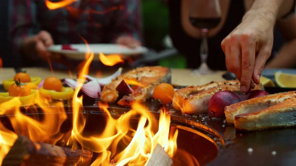 Homem irreconhecível a grelhar comida de churrasco lá fora. Desconhecido caras esperando por bbq — Fotografia de Stock