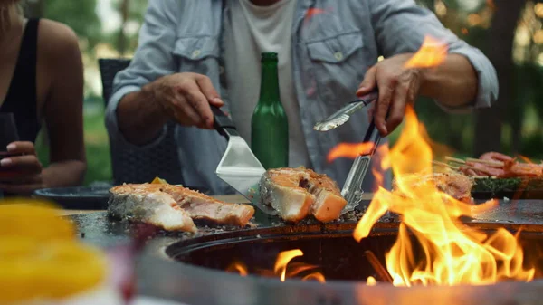 Unerkennbarer Mann mit Zunge und Spachtel im Freien. Chef beendet Kochen — Stockfoto