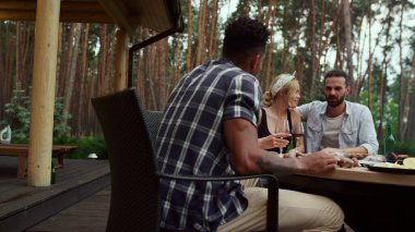 Rahatlamış arkadaşlar arka bahçede birlikte vakit geçiriyorlar. Arkadaşlar yemek hazırlıyorlar.
