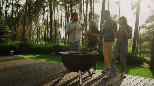 Companheiros relaxados a passar tempo em festa. Pessoas felizes dançando na floresta de verão — Fotografia de Stock