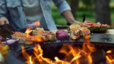 Arka bahçede bbq Grill 'de ateş açın. Kadın dışarıda ızgarada yemek hazırlıyor..