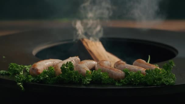 Hús kolbászok barnulnak a grillen a szabadban. Élelmiszer-előkészítés a nagy bulira — Stock videók