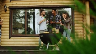 Rahatlamış arkadaşlar arka bahçede ızgarada sebze pişiriyorlar. Köpeği alan kadın