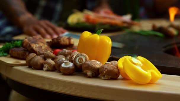 Groenten voor bbq party in de achtertuin. Gele paprika en champignons — Stockvideo