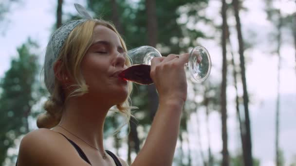 Junge Frau trinkt Wein im Freien. Mädchen genießen bbq party auf hinterhof — Stockvideo
