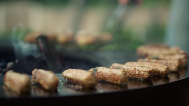Homem preparando lanches de carne na grelha. Chef virar carne kebab na churrasqueira — Vídeo de Stock