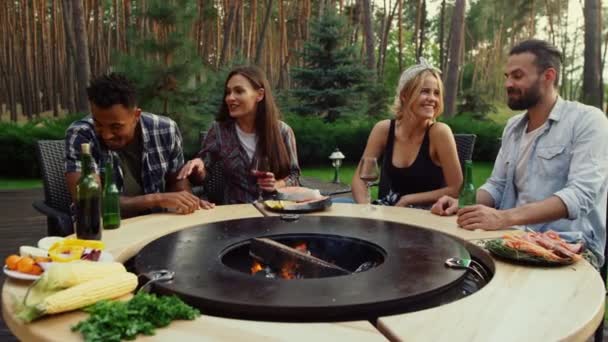 Des amis joyeux se détendent près du barbecue grill. Les gens positifs passent du temps le week-end — Video