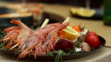 bbq partisi için sebzeli karides. Kapalı tabakta karides çubukları