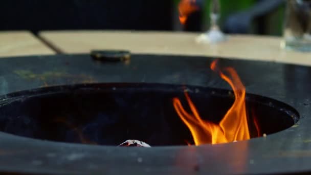 Пламя сгорает от гриля. Огонь горит в замедленной съемке на заднем дворе — стоковое видео