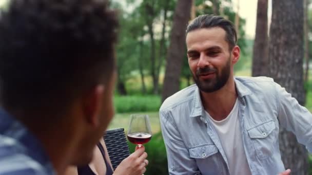 Amigos alegres relajándose afuera. Pareja romántica mostrando ternura fiesta — Vídeos de Stock