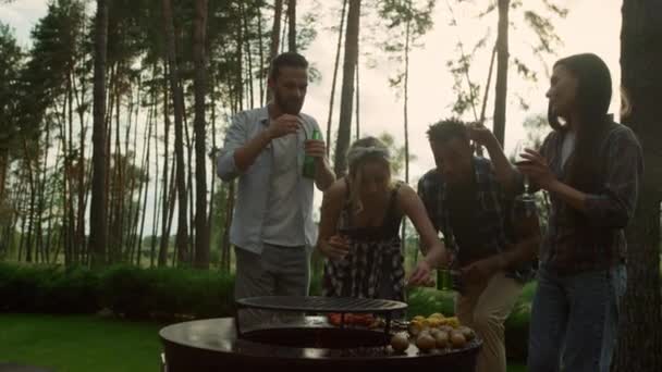 Gente multiétnica comiendo frijoles franceses al aire libre. Fellows degustación de comida vegetariana — Vídeos de Stock