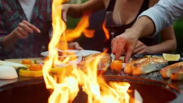 Happy fellows grillen eten in de achtertuin. Onbekende vrouw koken bbq voedsel — Stockvideo