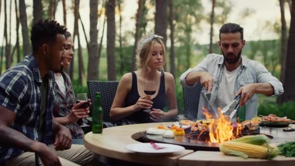 Mensen die uitrusten op grill party. Ontspannen fellows koken bbq voedsel op de achtertuin. — Stockvideo
