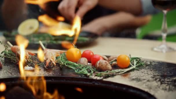 Verduras y mariscos cocinando para barbacoa. Comida dorada en el patio trasero — Vídeos de Stock