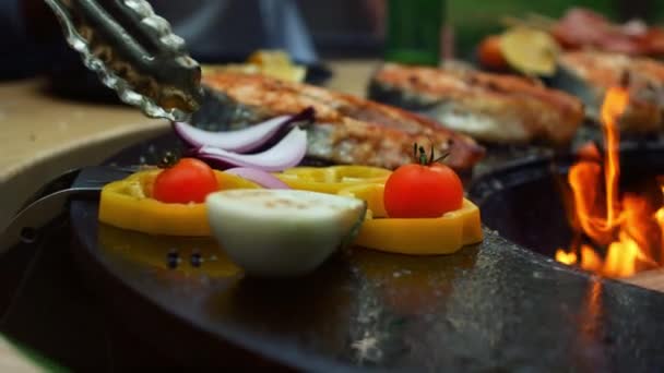 Orang tak dikenal memanggang sayuran di luar. Manusia tangan koki memasak makanan vegetarian — Stok Video