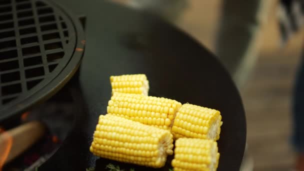 Onbekende man bereidt vegetarisch voedsel buiten. Verse maïs grillen op bbq grill — Stockvideo