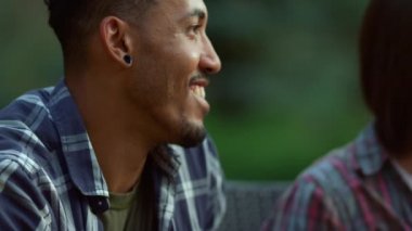 Pozitif arkadaşlar dışarıda toplanıyor. Afrikalı adam yaz partisinde gülümsüyor