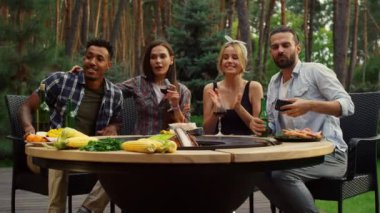 Heyecanlı arkadaşlar dışarı köpek çağırıyorlar. Şirin köpek arka bahçede insanlara koşuyor.