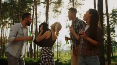 BBC partisinde dans eden oyuncu adamlar. Mutlu kız arka bahçede köpekle oynuyor.