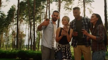 Arka bahçede cep telefonunda selfie çeken gülümseyen insanlar. Çocuklar dışarıda eğleniyor.