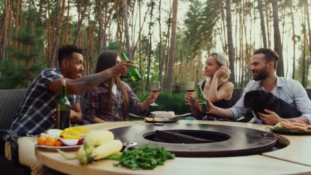 Szczęśliwi przyjaciele świętują przy grillu na świeżym powietrzu. Ludzie rozmawiający na imprezie BBQ — Wideo stockowe