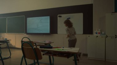 Sınıfta koşan gülümseyen okul çocukları. Öğrenciler derse geç kalıyor.