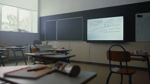 Interior vazio da sala de aula. Sala de aula com tela de projetor moderno na parede — Fotografia de Stock