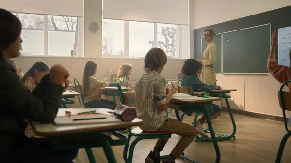 Profesores enseñando a los estudiantes en clase. Niños estudiando en el auditorio de la escuela —  Fotos de Stock