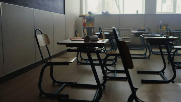 Sala de la escuela vacía. Interior del aula con escritorios y sillas para la educación —  Fotos de Stock