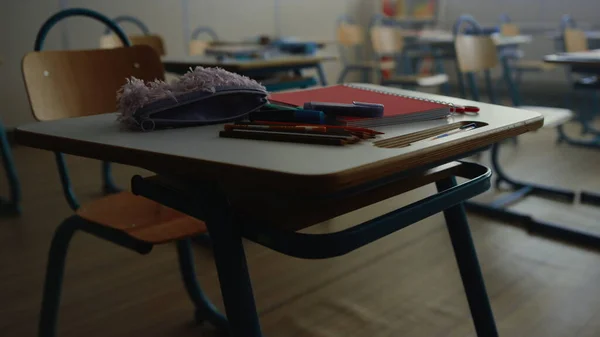 Material escolar para educação deitado na mesa. Canetas, lápis e caderno na mesa — Fotografia de Stock