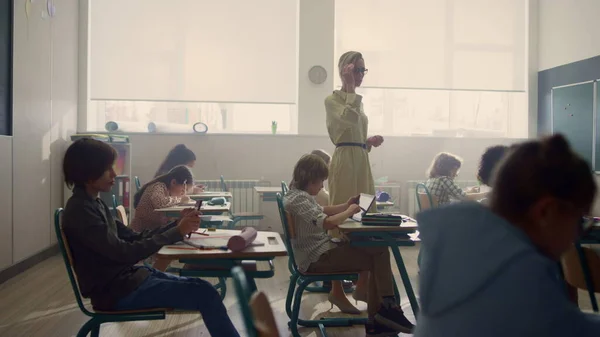 Profesora y alumnas con tabletas digitales que tienen clase en el aula —  Fotos de Stock