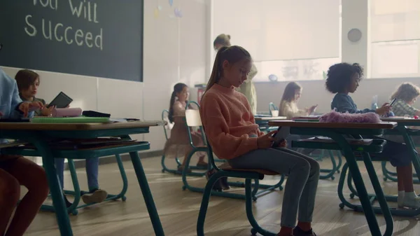 Niños usando tabletas digitales en la lección. Niña celebración tableta ordenador —  Fotos de Stock