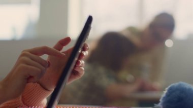 Dijital tabletle öğrenme. Öğrenci elleri dokunmatik sayfaları kaydırıyor