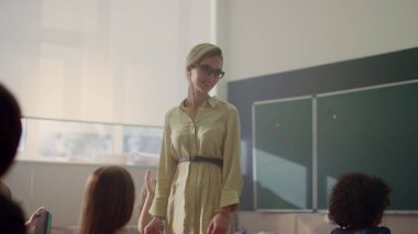 Öğretmenim öğrencilerden ders alıyor. Öğrencilere ders veren öğretmen.