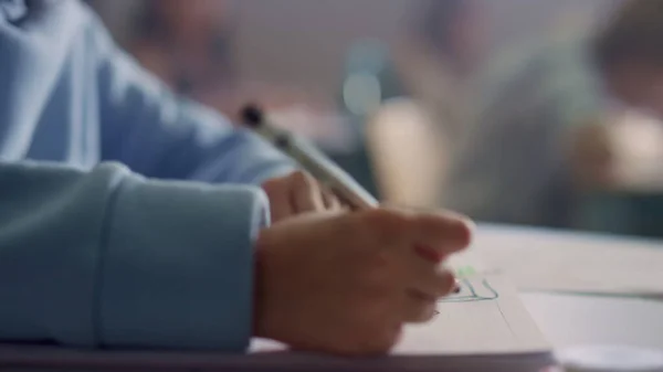 Dibujo a mano de colegiala en cuaderno en la lección. Estudiante escribiendo en libro de ejercicios — Foto de Stock